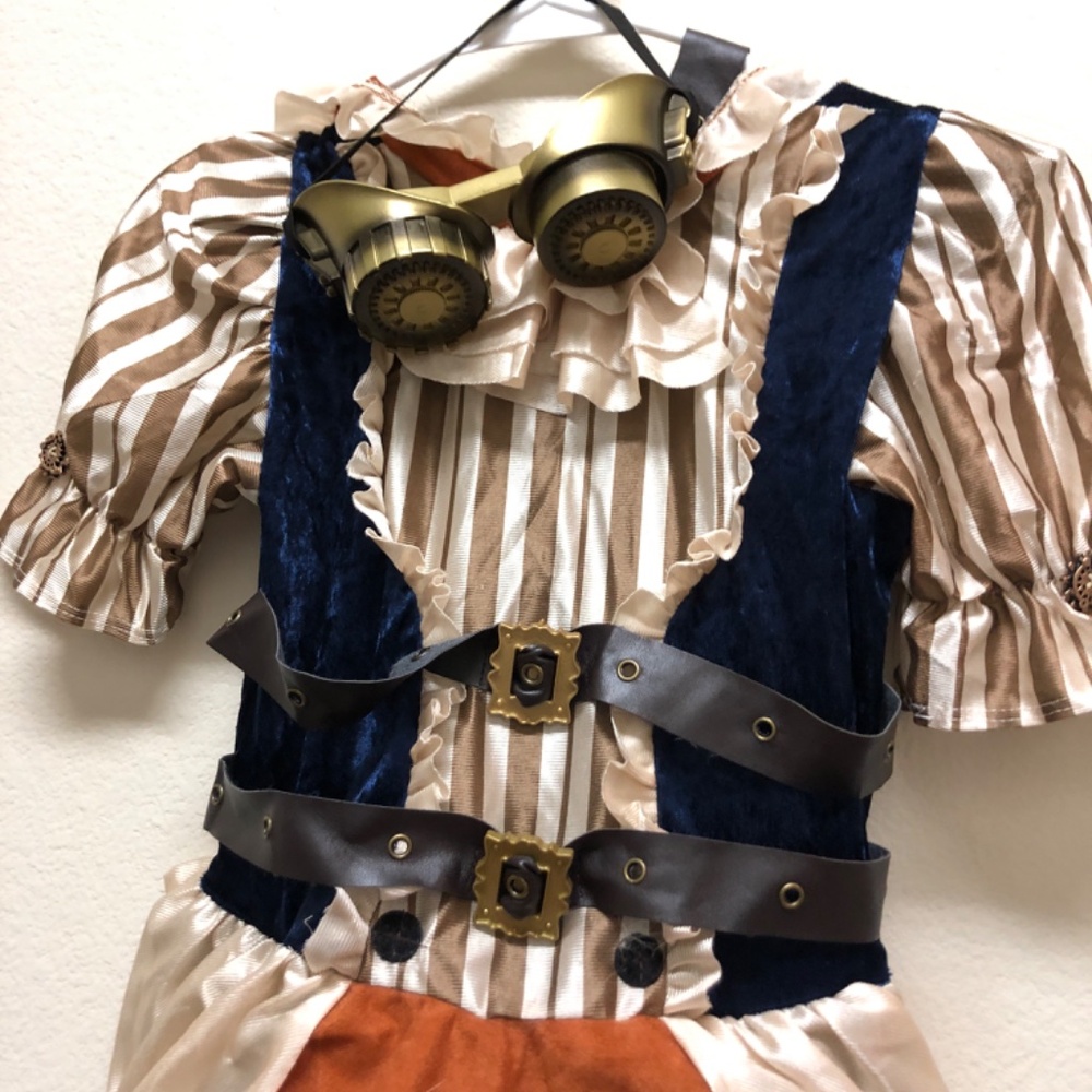 Costume - Picture 3 of 5